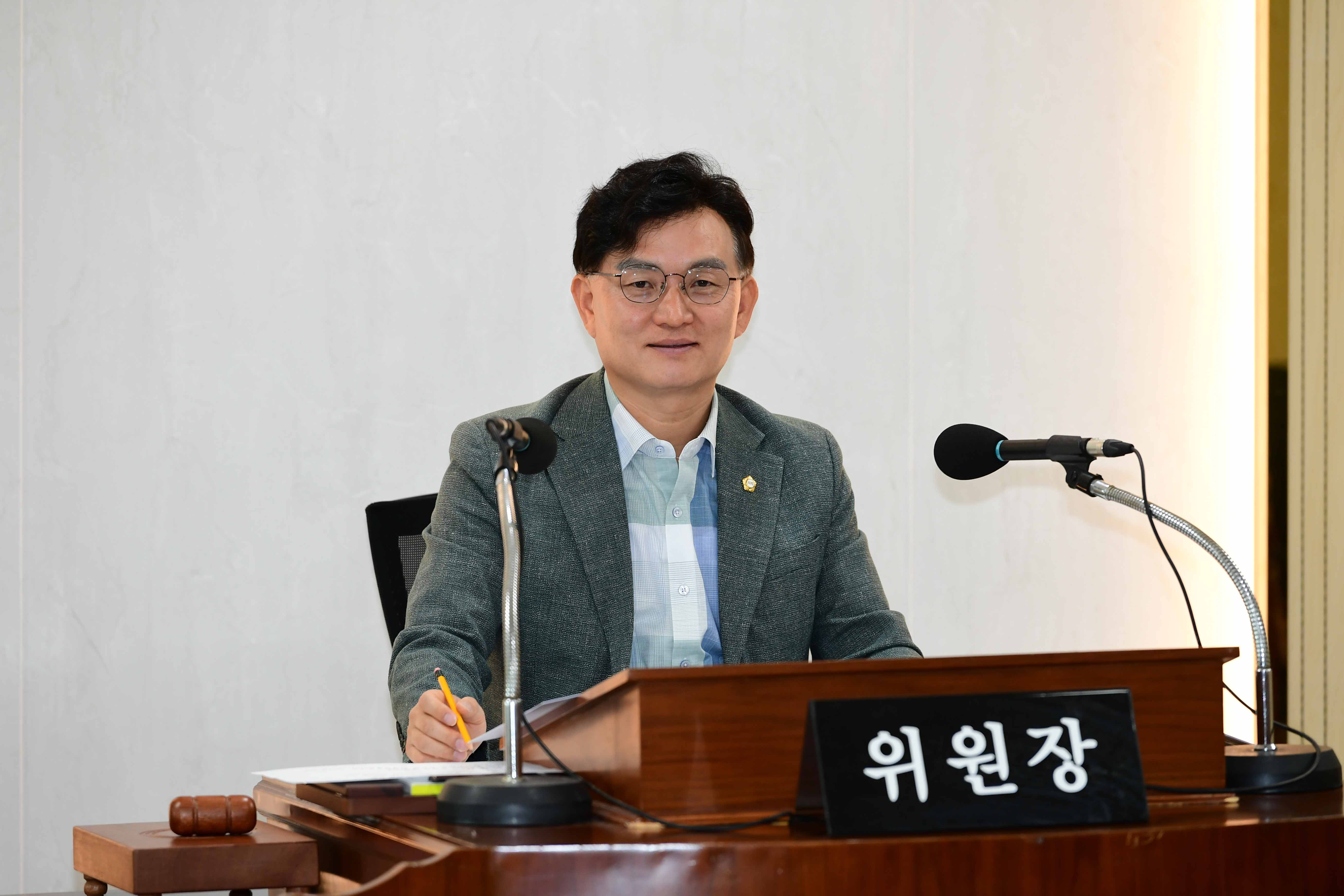 제287회 임시회 경제복지위원회 회의 첨부이미지 : 20240520 제287회 임시회 중 경제복지위원회 회의(안건심사) (6).jpg