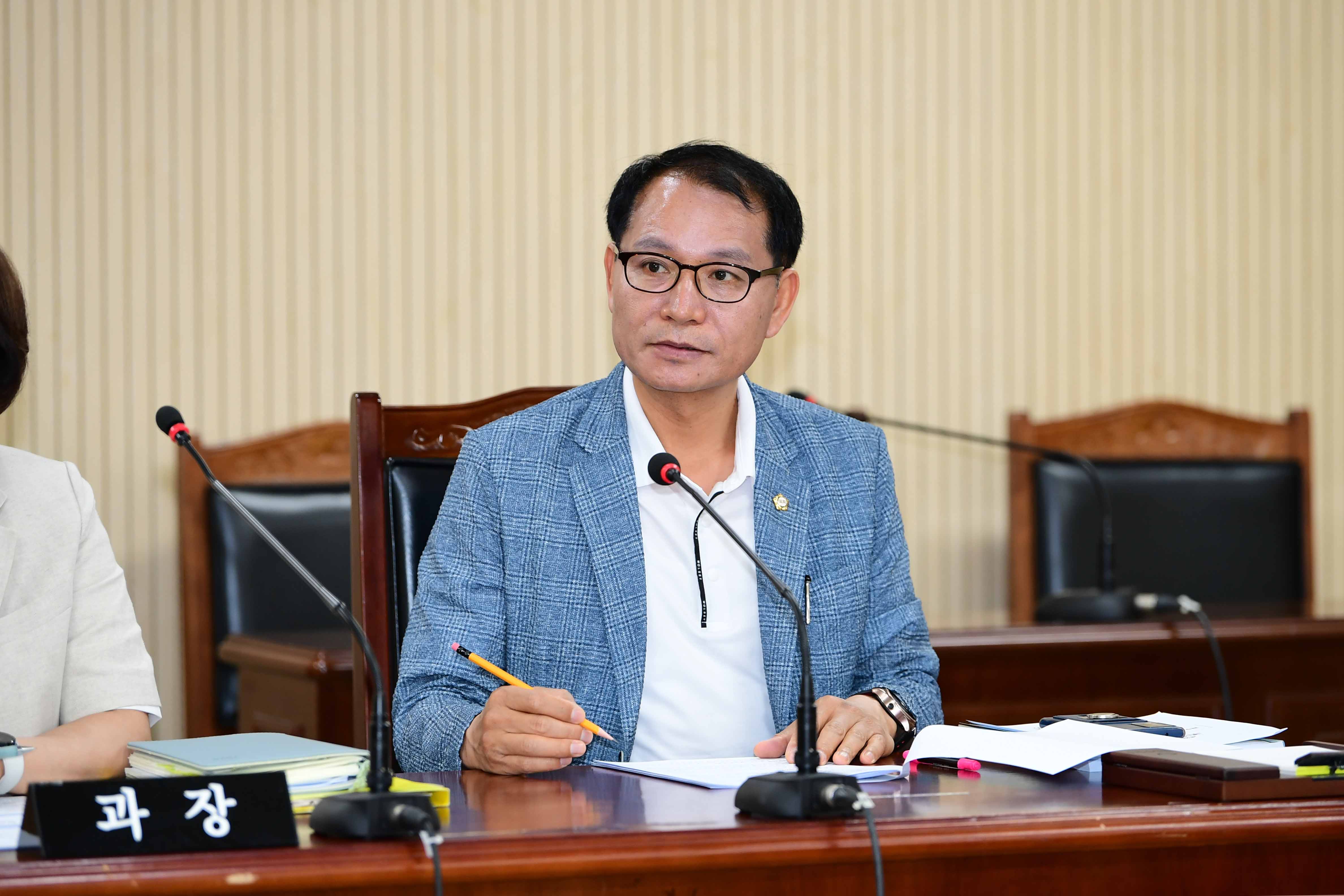 제287회 임시회 경제복지위원회 회의 첨부이미지 : 20240520 제287회 임시회 중 경제복지위원회 회의(안건심사) (1).jpg