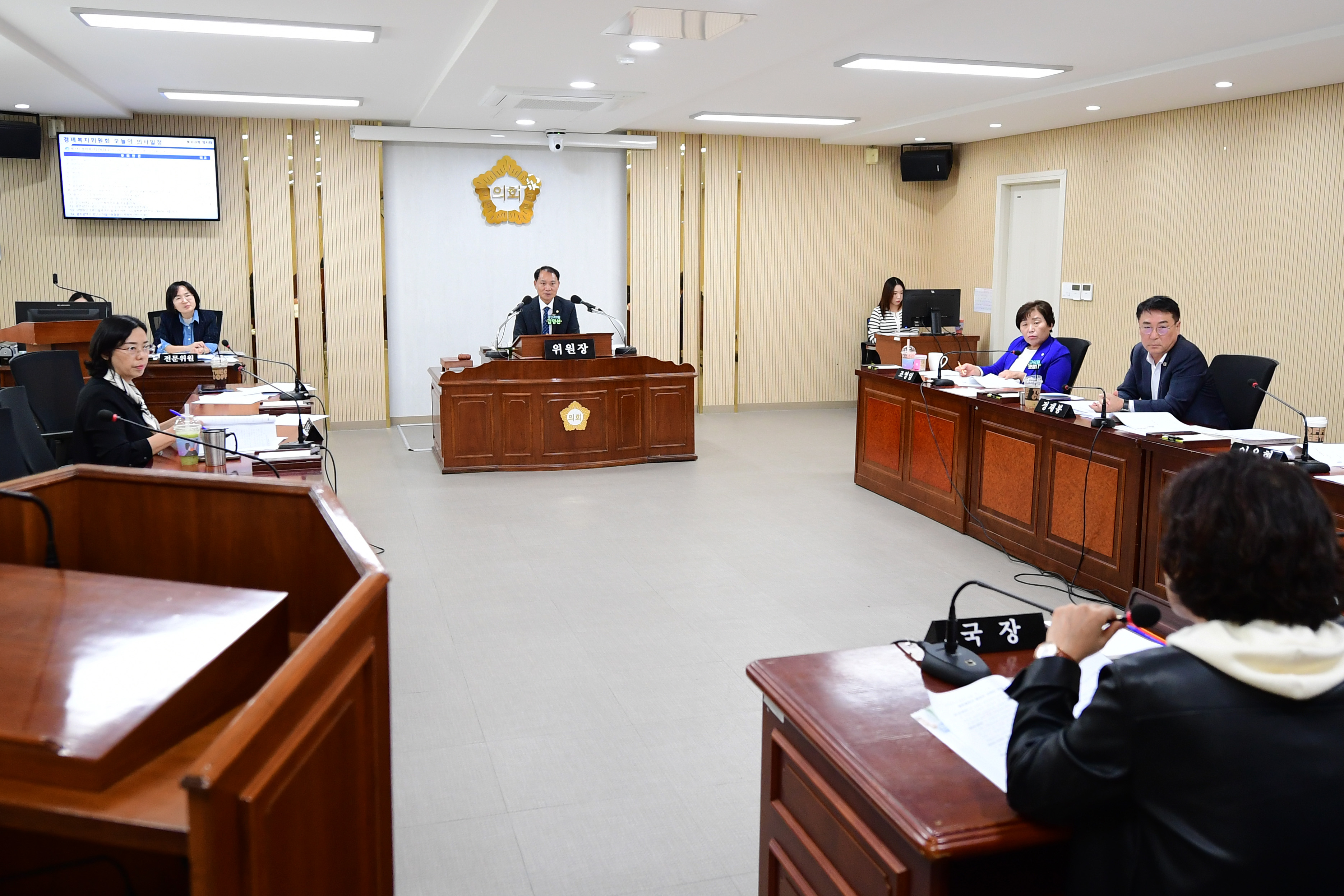 제300회 임시회 경제복지위원회 회의 첨부이미지 : 20251023 제300회 임시회 경제복지위원회 회의(안건심사) (28).jpg