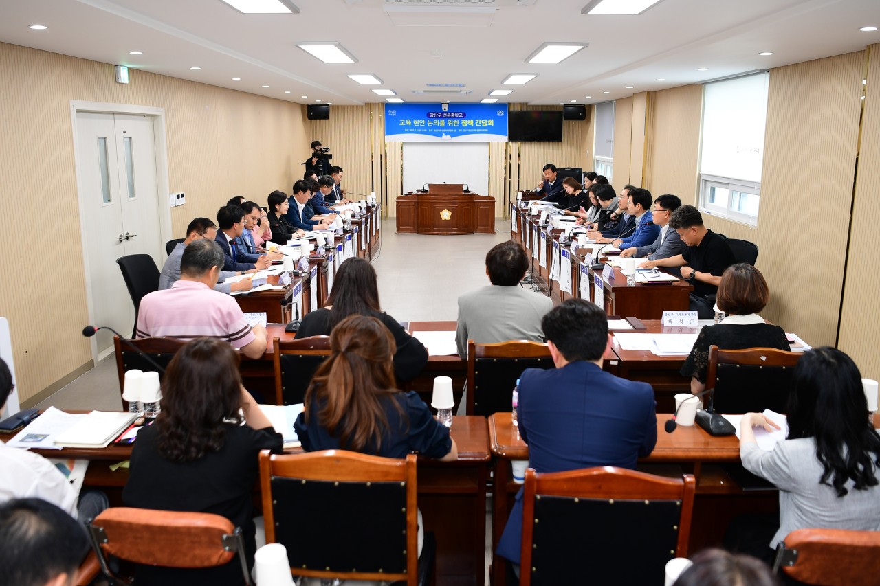 광산구의회, ‘선운중 과밀학급·고교 원거리 배정’ 해답 모색 나서 첨부이미지 : 2-3_20240707_광산구의회, '선운중 고교 원거리 배정 및 과밀학급' 해답 찾는다.jpeg