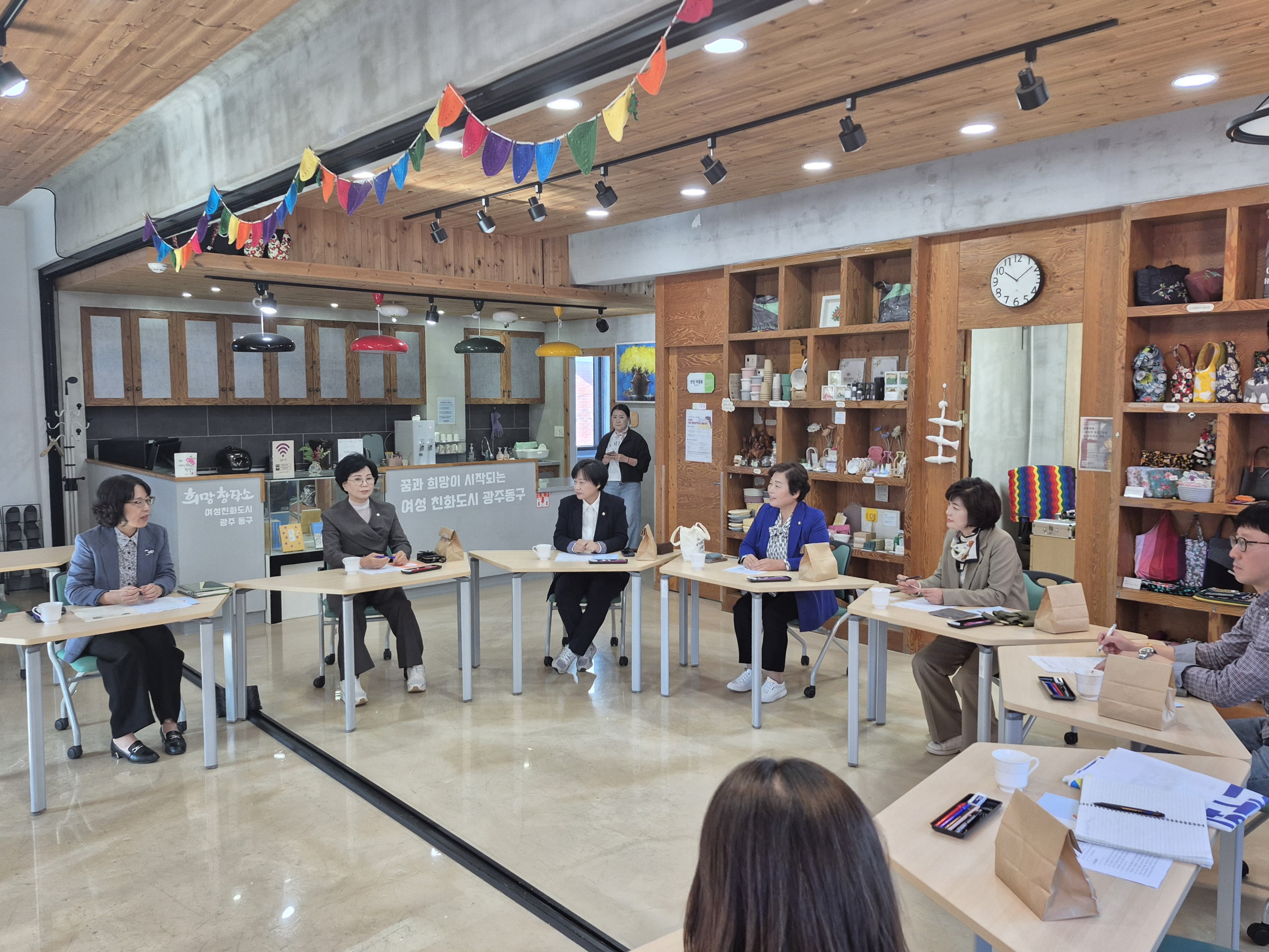 광산구의회 의원연구단체, ‘젠더거버넌스’ 구축 위한 현장 방문 첨부이미지 : 2-1_20251021_광산구의회 의원연구단체, ‘젠더거버넌스’ 구축 위한 현장 방문.jpg