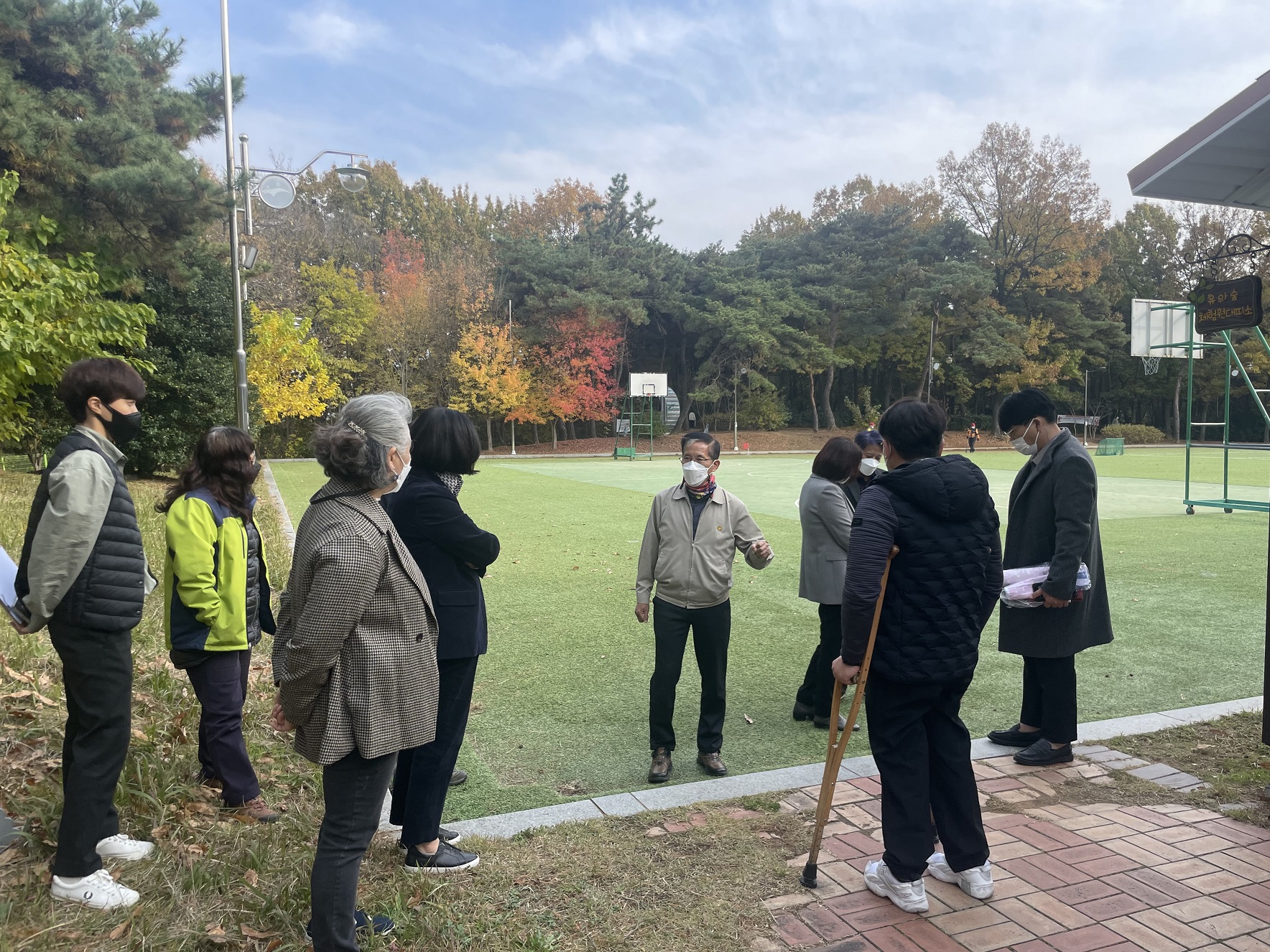 광산구의회 ‘무장애도시 연구모임’ 간담회 및 현장활동 추진 첨부이미지 : 2-3. 20211115 광산구의회 무장애 도시 연구모임 현장활동(경암근린공원).jpg