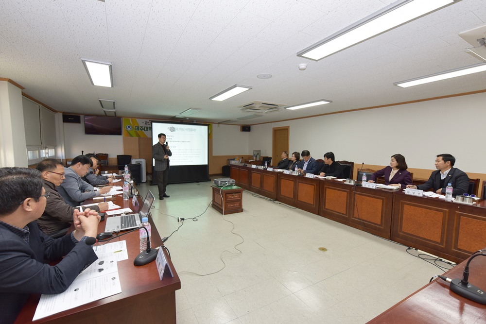 광산구의회 주민자치연구회, ‘마을공화국의 꿈’ 특강 개최 첨부이미지 : s20191114 주민자치연구회 저자와의 만남 (2).JPG