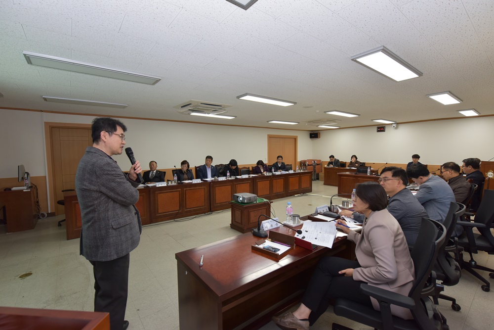 광산구의회 주민자치연구회, ‘마을공화국의 꿈’ 특강 개최 첨부이미지 : s20191114 주민자치연구회 저자와의 만남 (3).JPG