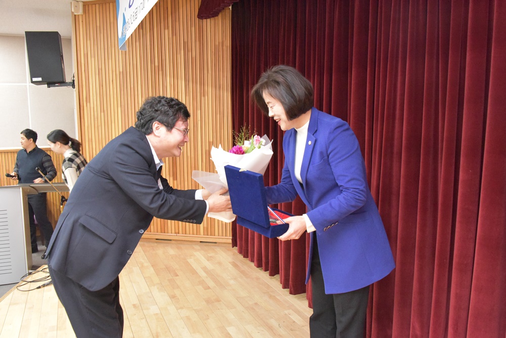 광산구의회 김은단 의원, 광주복지 의정대상 수상 첨부이미지 : s191206_보도자료_광산구의회 김은단의원, 광주복지 의정대상 수상(2).JPG