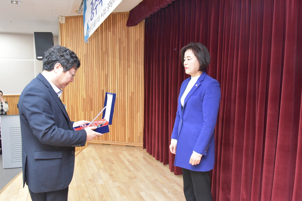 광산구의회 김은단 의원, 광주복지 의정대상 수상 첨부이미지 : s20191206 김은단 부의장 광주복지 의정대상 수상 (1).JPG