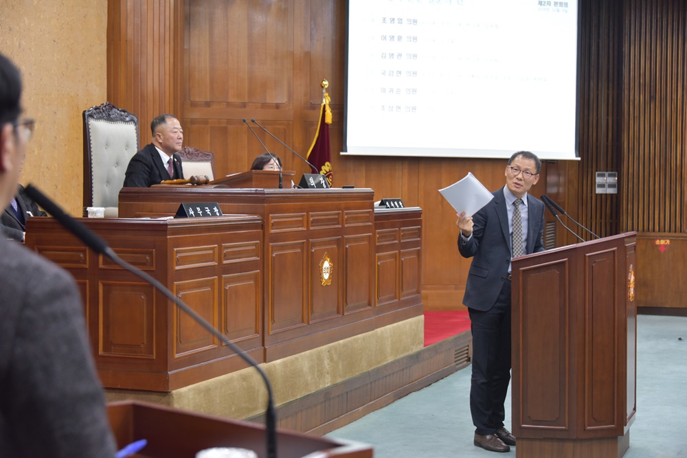 광산구의회 정의당 김영관 의원, 김삼호 구청장과 팽팽한 질의응답 돋보여 첨부이미지 : s20191209 제251회 제2차 정례회 2차 본회의 구정질문_김영관의원.JPG