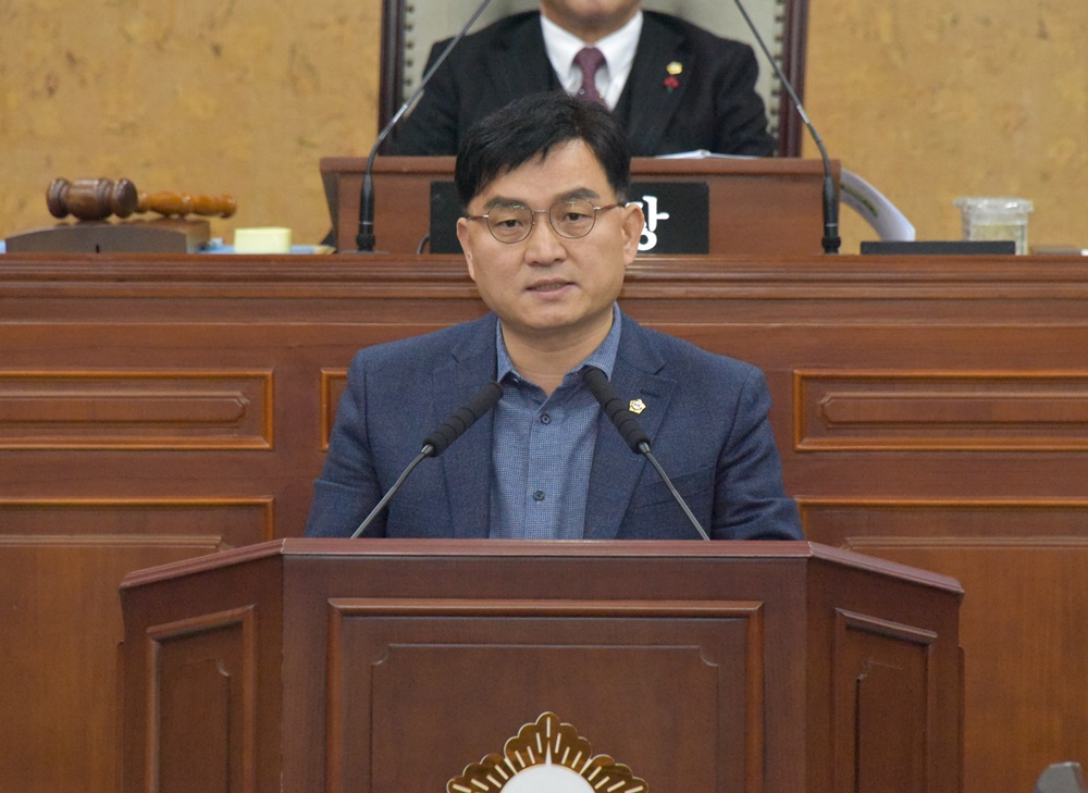 광산구의회 공병철 의원, 광산구 간부 공무원 행정사무감사 수감 자세 문제 꼬집어 첨부이미지 : s20191209 제251회 제2차 정례회 2차 본회의 신상발언_공병철의원(2).JPG