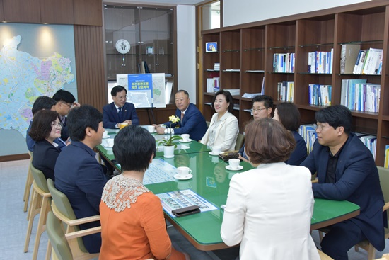 광산구의회, 광산경제백신 펀딩기금 기부  첨부이미지 : 200508_광산구의회, 광산경제백신 펀딩기금 기부(2).JPG