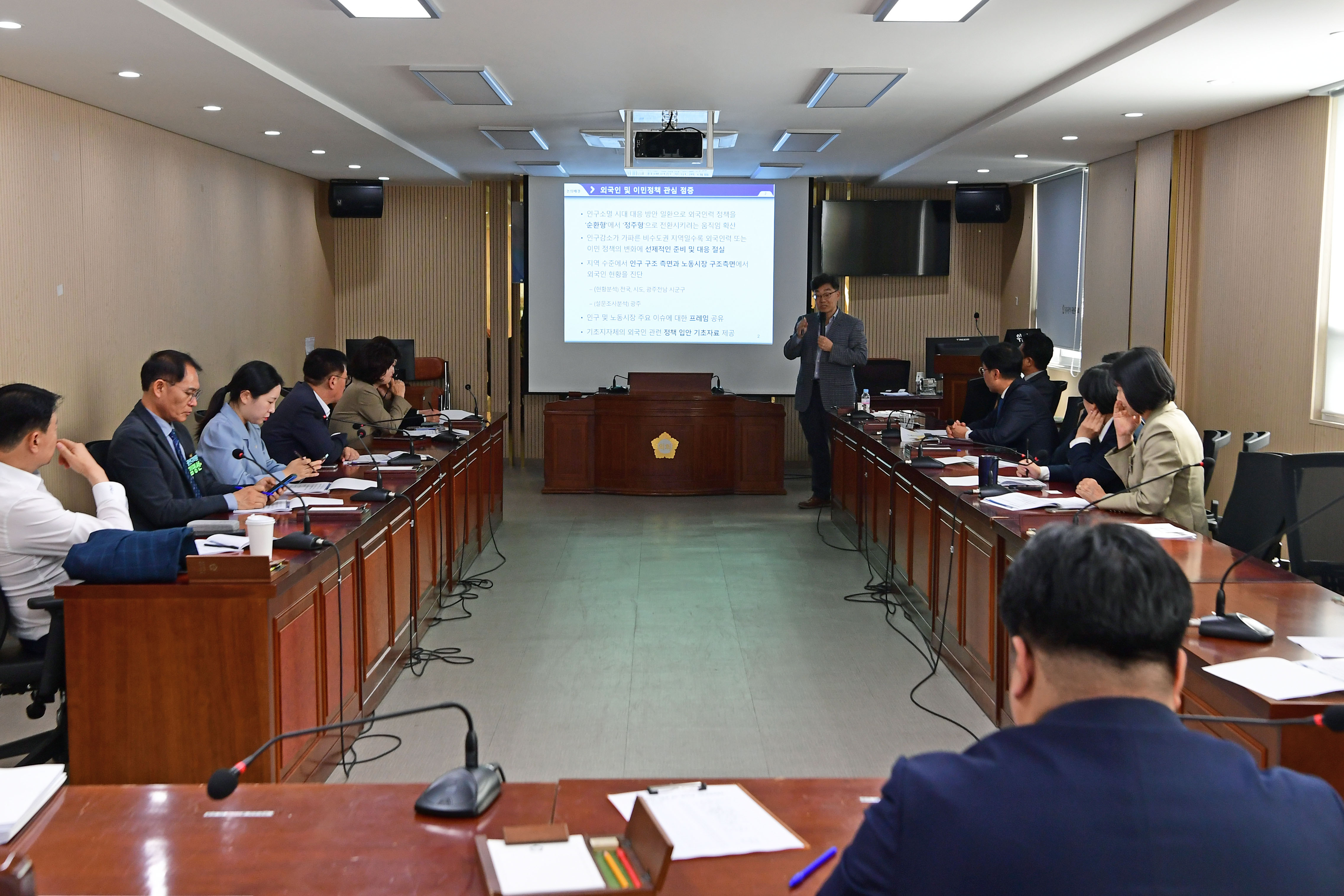 광산구의회, ‘정치다움 기획강연’ 의원 역량 강화 나서 첨부이미지 : 2-2_20251022_광산구의회, ‘정치다움 기획강연’ 의원 역량 강화 나서.jpg