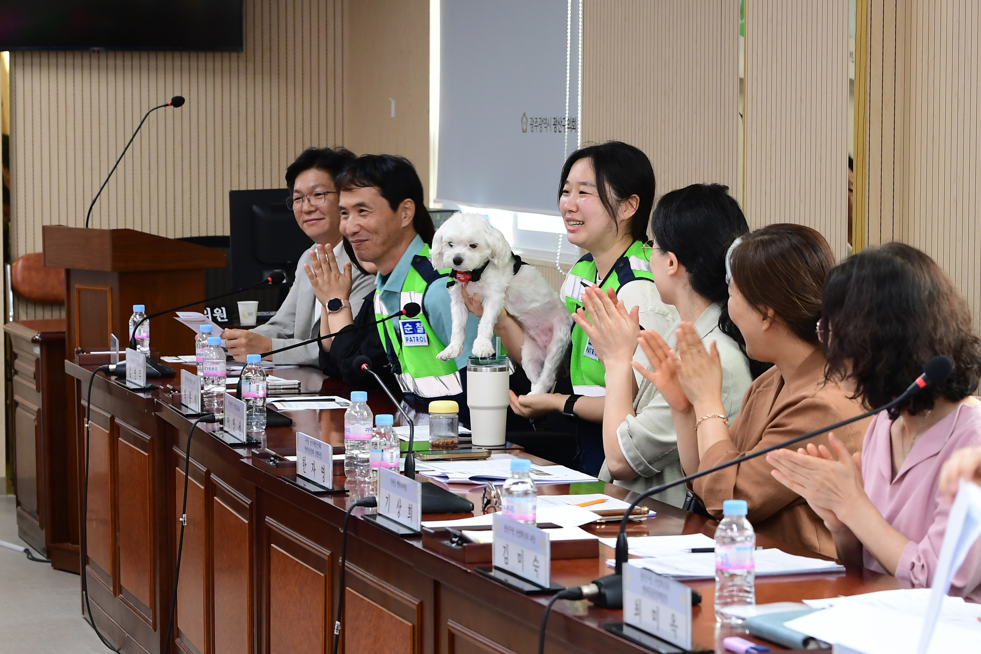광산구의회, ‘반려견순찰대 활성화’ 정책간담회 개최 첨부이미지 : 2-3_20250901_광산구의회, ‘반려견순찰대 활성화’ 정책간담회 개최.jpg