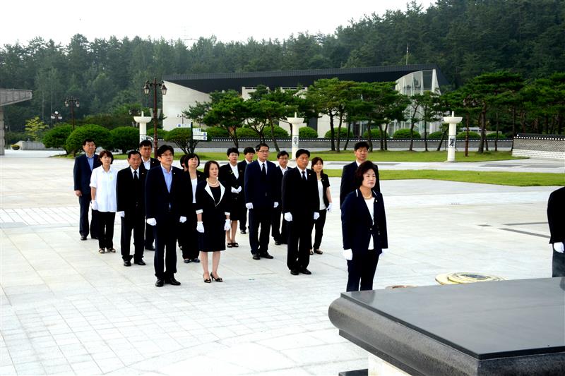 광산구의회  5·18 국립민주묘지 참배 첨부이미지 : 336_1405934366.JPG