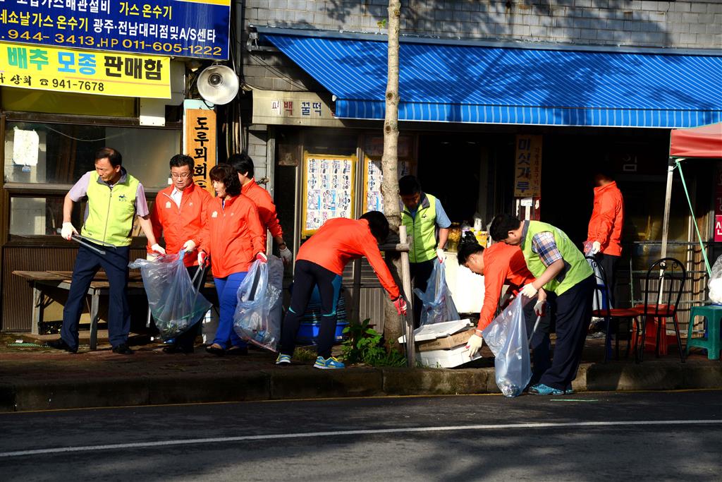 광산구의회 송정시장 청소 캠패인 첨부이미지 : 353_14097990100.JPG