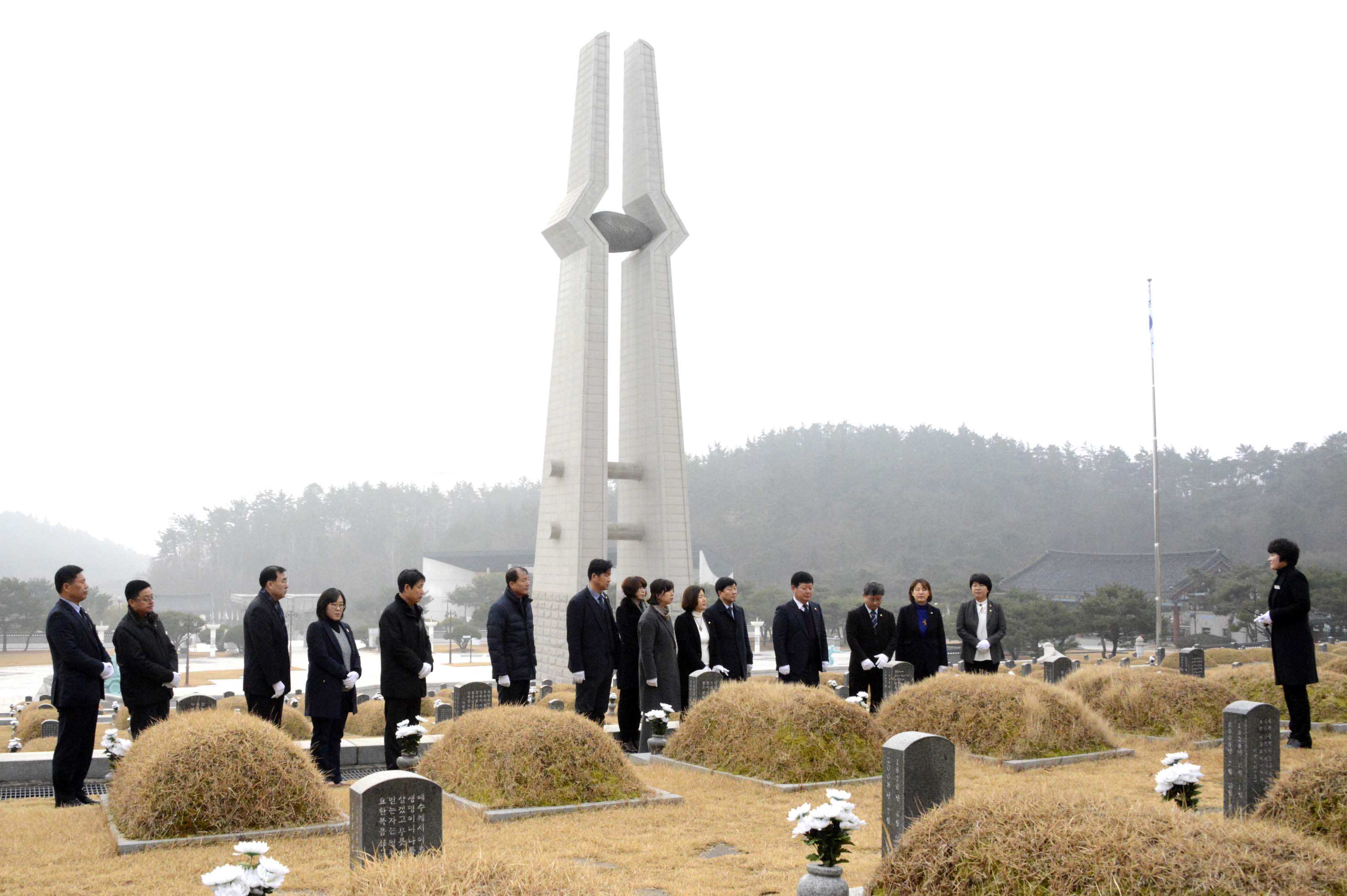 광산구의회 ‘5·18민주묘지 참배’ 첨부이미지 : 0000000001_20170105131715_0.jpg