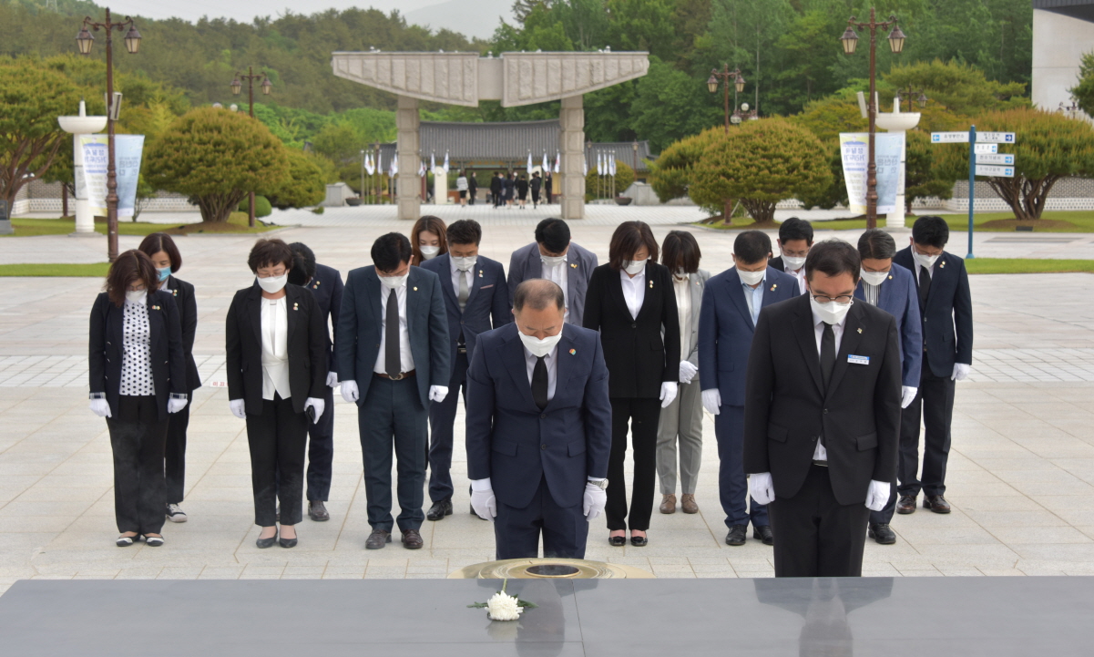 광산구의회, 5‧18민주화운동 40주년 맞아 국립묘지 참배 첨부이미지 : 0000000001_20200515170858_1.jpg