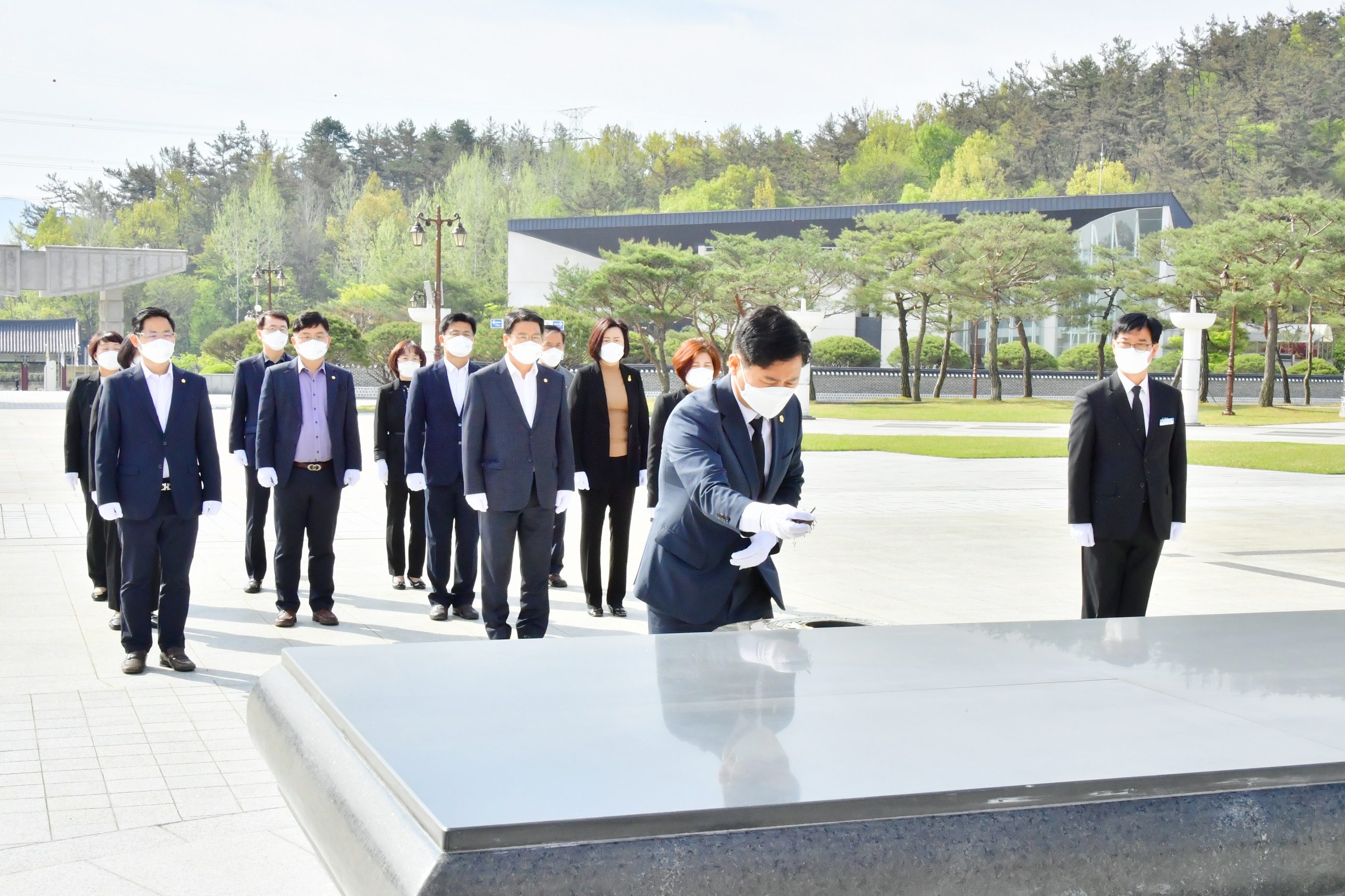 광산구의회, 개원 30주년 맞아 5‧18국립묘지 참배 첨부이미지 : 0000000001_20210415145906_0.JPG